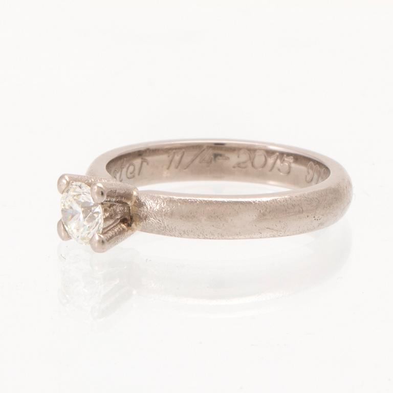 An 18K white gold solitaire ring set with a round brilliant-cut diamond, Sandberg.