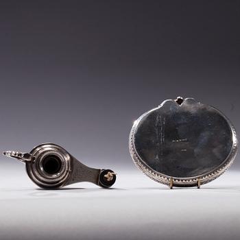 OLJELAMPA och FAT, silver, Egypten, finska kontrollstämplar, 1963. Total vikt 166,4 g.