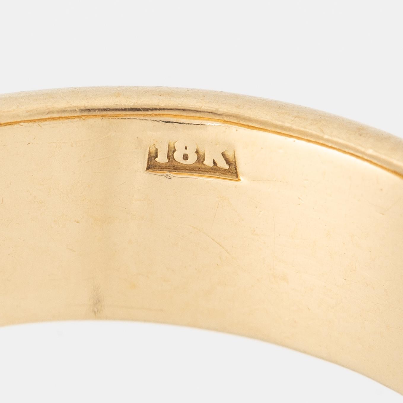 Ring, 18K gold with brilliant-cut diamonds.