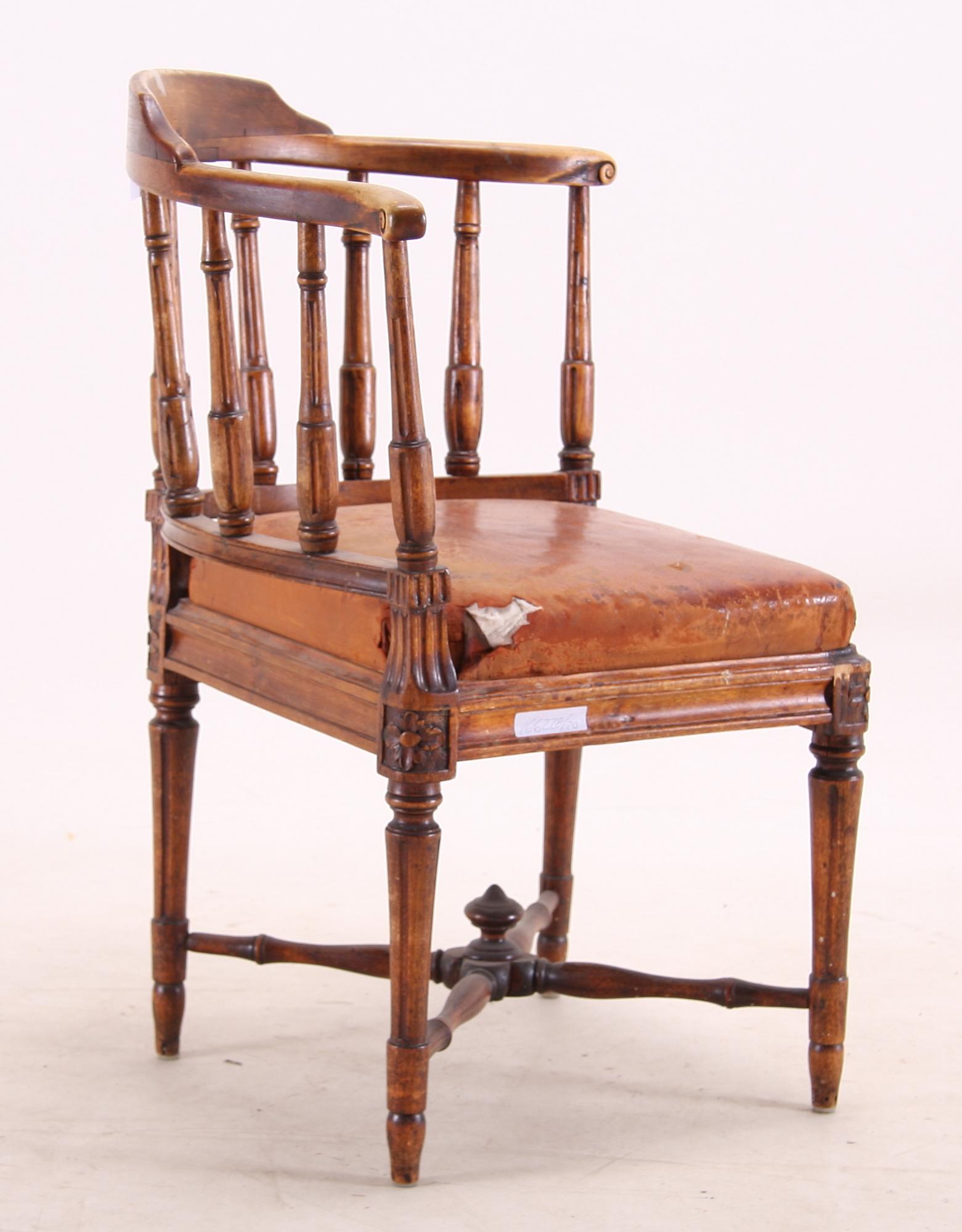 PUDERSTOL, gustavianskt provinsarbete, 1800-talets början.