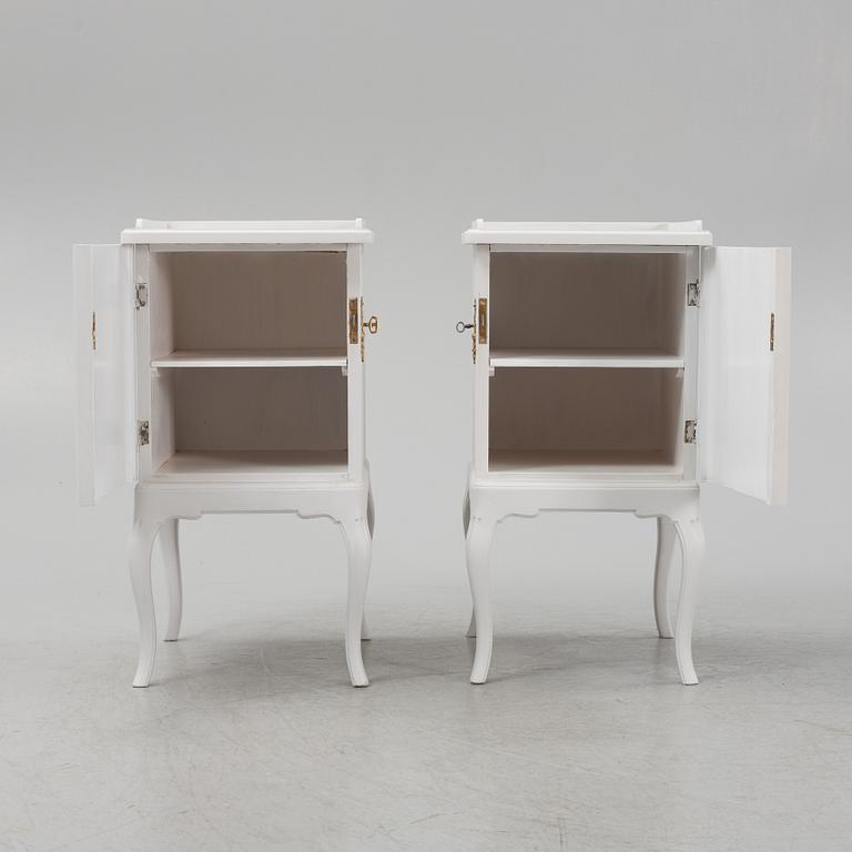 Sängbord, ett par, rokokostil, tidigt 1900-tal.