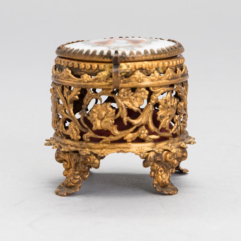 MINATYRMÅLNINGAR, 2 st, och DOSA med tryckt motiv.