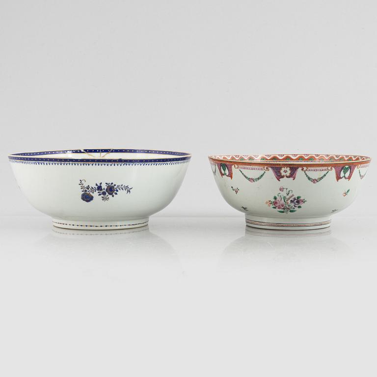 Två bålskålar, porslin, Kina, Qingdynastin, 1700-tal.