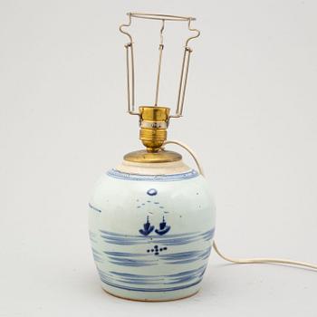 A blue and white jar and lamp, Qing dynasty, 19th century.