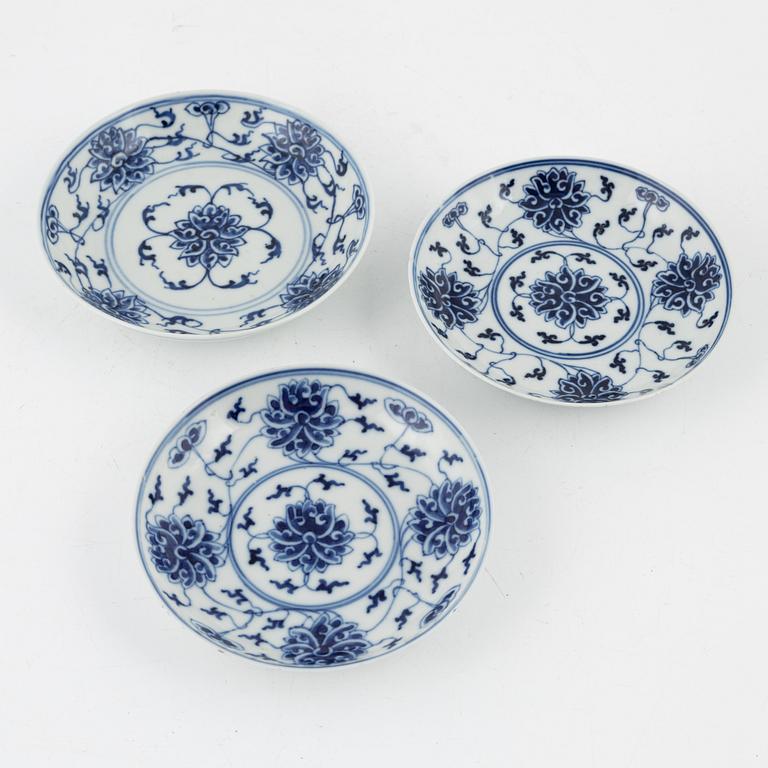 a pair of blue and white cups and three dishes, China, late Qing dynasty.