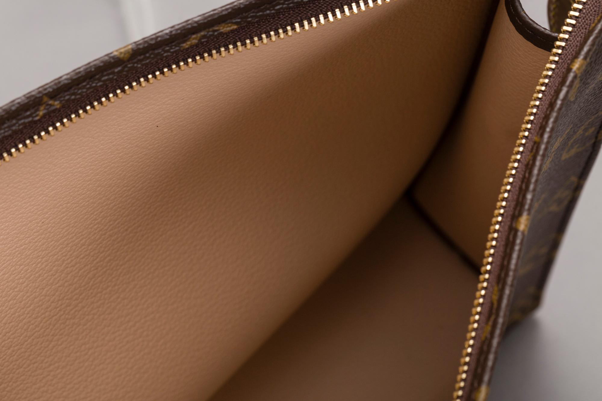 VÄSKA, "TOILETRY POUCH 26", Louis Vuitton.