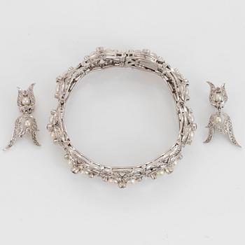Armband och ett par örhängen i platina med pärlor samt gammal-, åttkant- och rosenslipade diamanter.