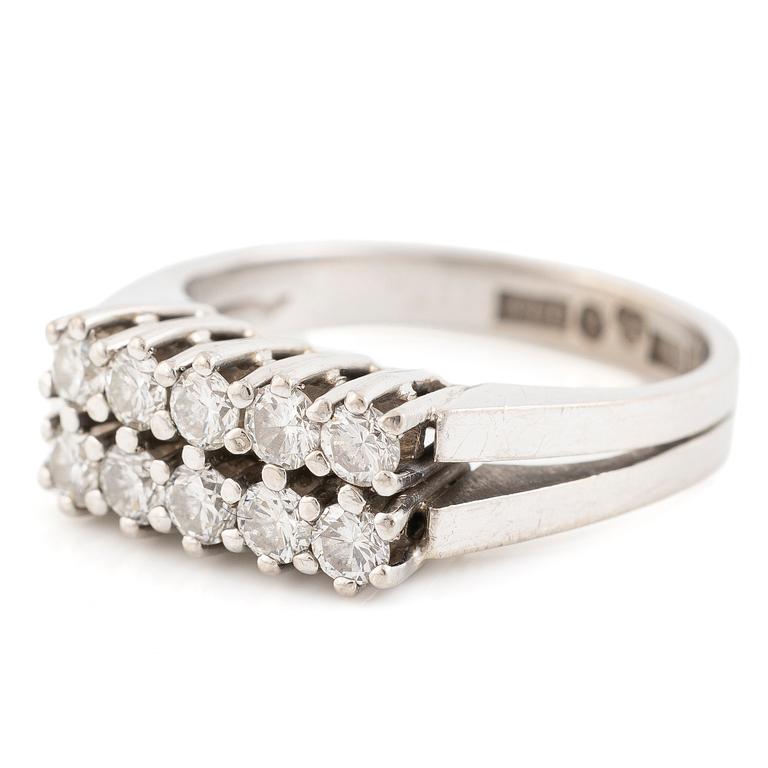 Ring 18K vitguld med runda briljantslipade diamanter.