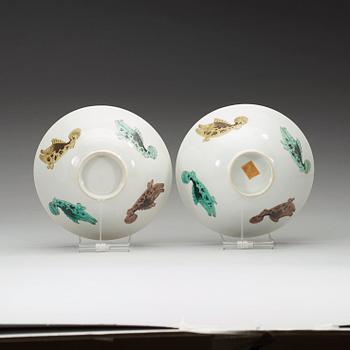 A pair of famille verte bowls, Qing dynasty, Kangxi (1662-1722), with Yongle four characters mark.