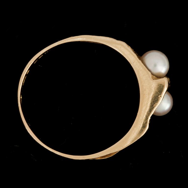 RING, 18k guld med två odlade pärlor, "Viskning", signerad, Björn Weckström, Finland, 1970-tal. Vikt 4,1g.