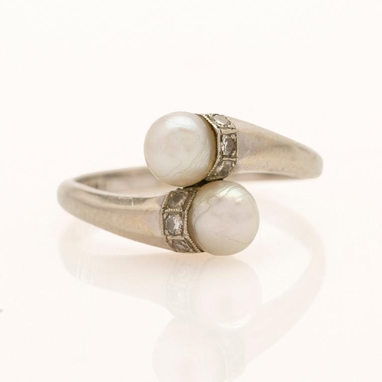 Ring in 18K gold with two pearls and brilliant-cut diamonds.