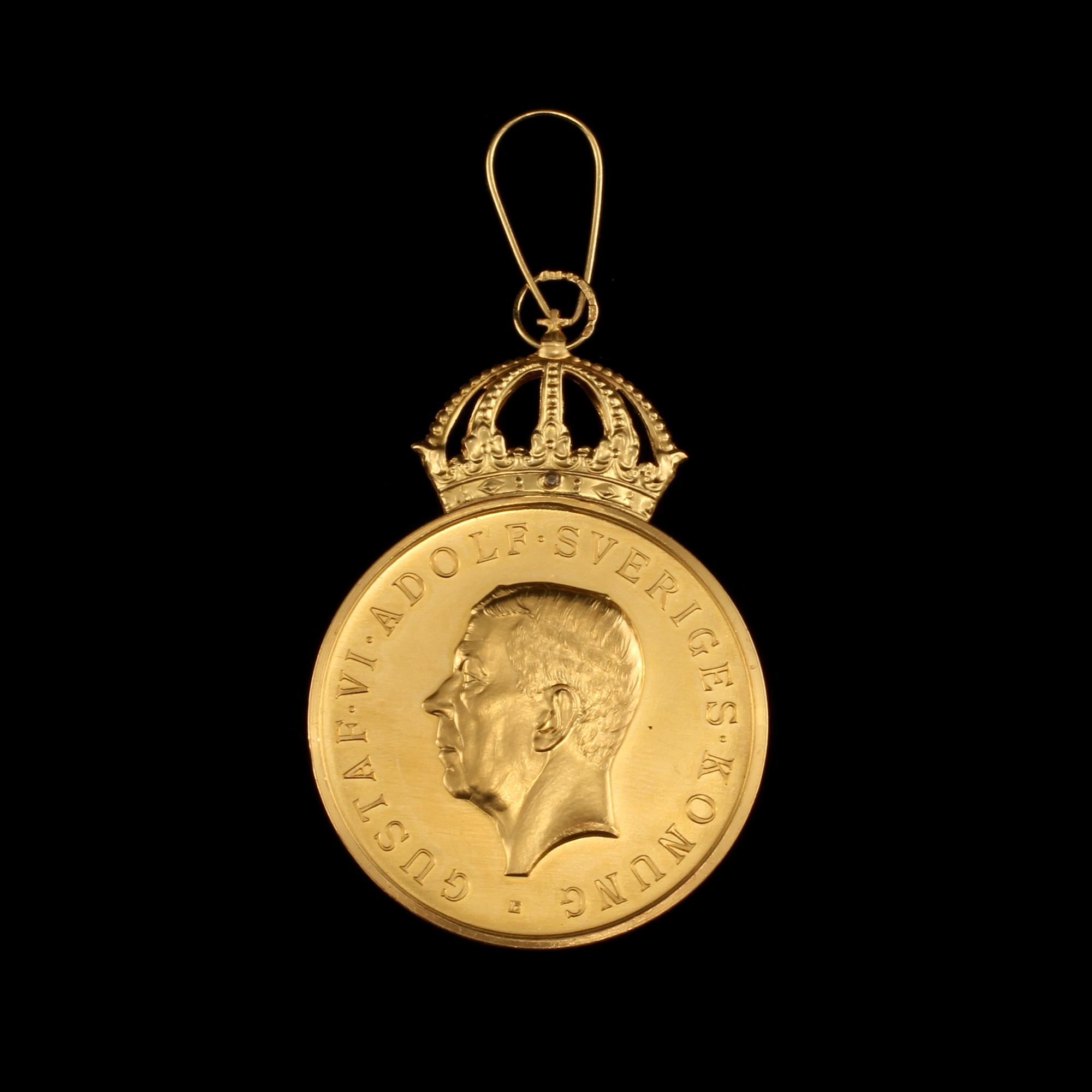 MEDALJ, 18 k guld, 1957. Vikt 33 g.