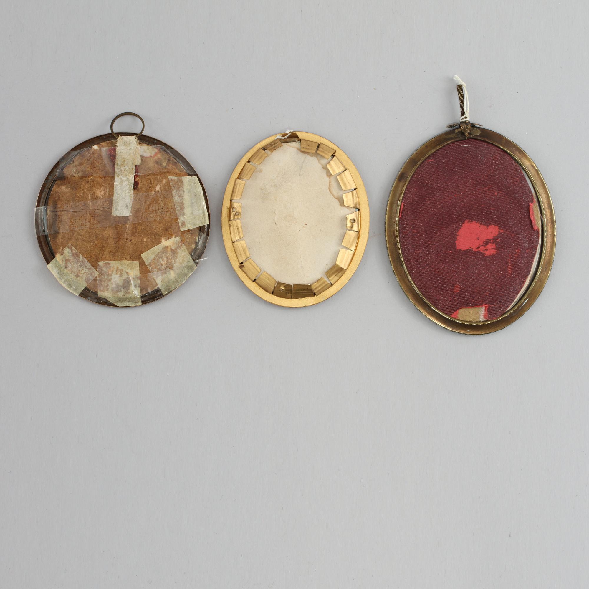 MINIATYRER, 3 st, gouacher respektive bemålat tryck, 1800-tal.