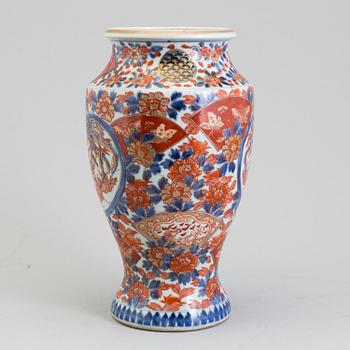 A Japanese imari porcelain vase, Meiji (1868-1912).