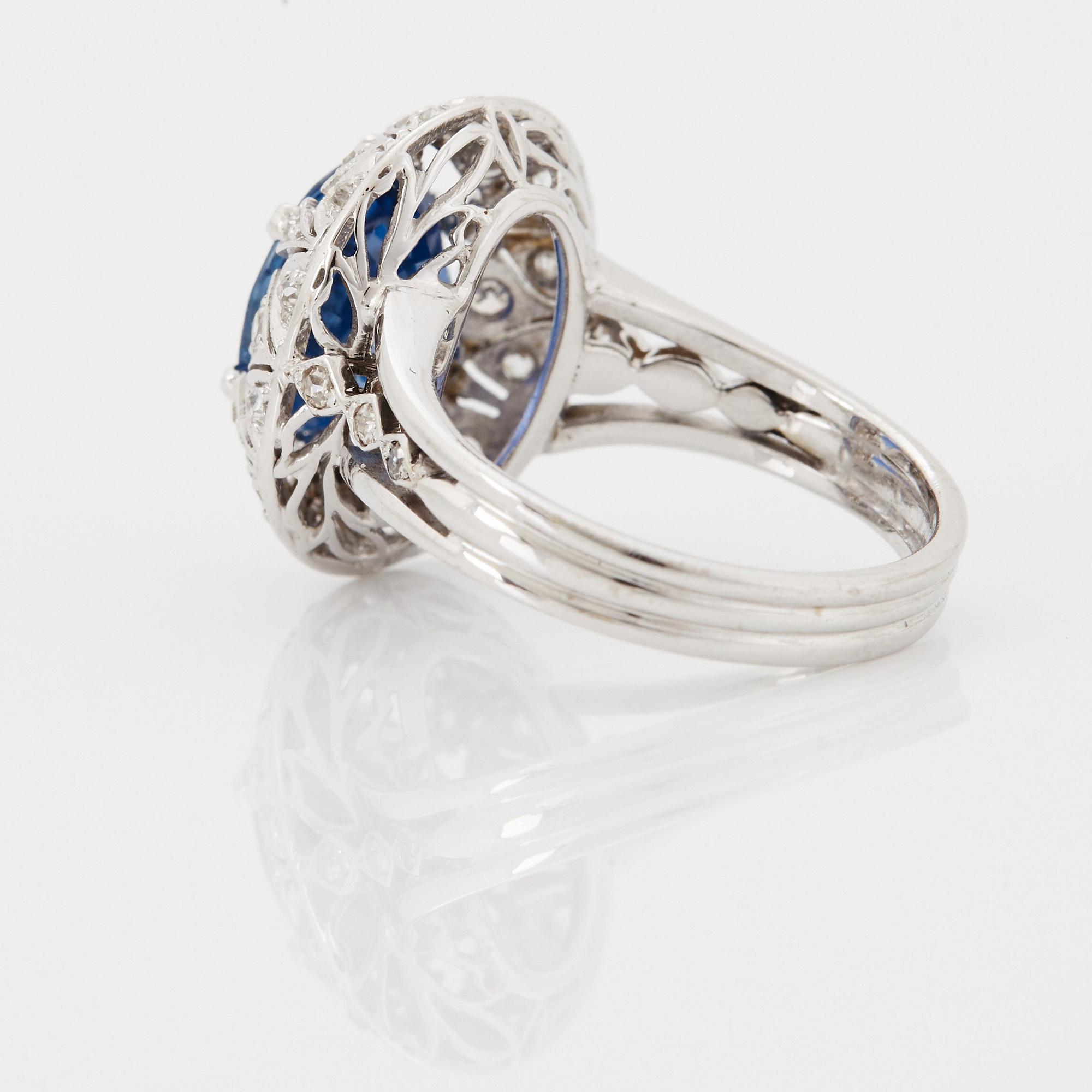 Ring 18K vitguld med en fasettslipad safir.