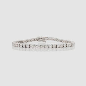 1372. A brilliant-cut diamond bracelet. Total carat weight circa 5.53 cts. Quality cirka G-H/SI.
