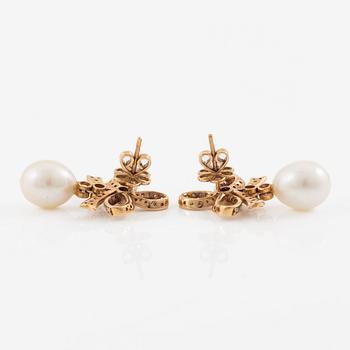 Earrings, a pair, 18K rose gold with cultured freshwater pearls and brilliant-cut diamonds.