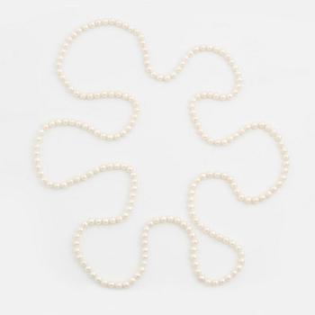 Necklace, longer model, with cultured pearls.