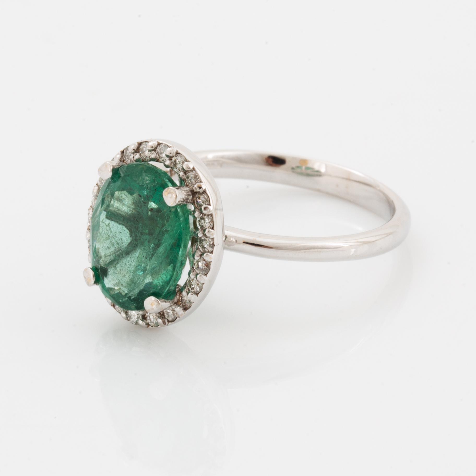 RING, med oval fasettslipad smaragd och briljantslipad diamanter.