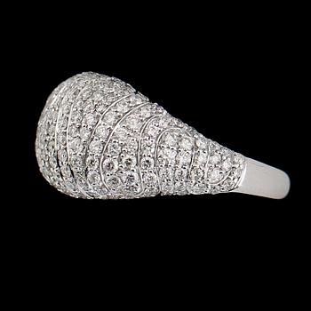 RING, 18K vitguld, diamanter tot ca 2.05 ct.
