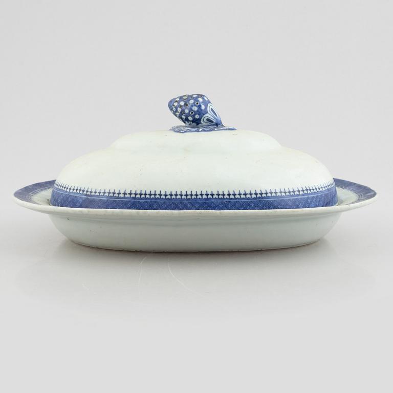 Uppläggningsfat med lock, exportporslin, Kina, omkring år 1800.