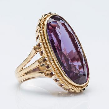 A synthetic alexandrite ring, 18K gold.