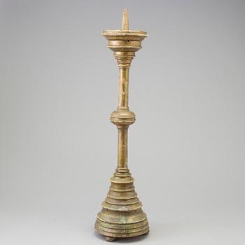 A WOODEN CANDLESTICK, 17th/18th century.