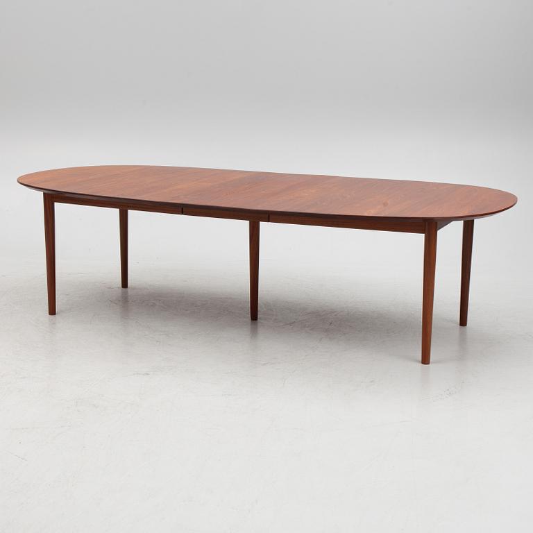 A contemporary 'Classic 255-265 Extension Table', Denmark.