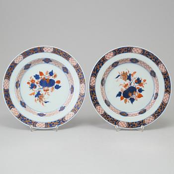 A pair of Imari Chinese porcelain plates, Qianlong (1736-95).