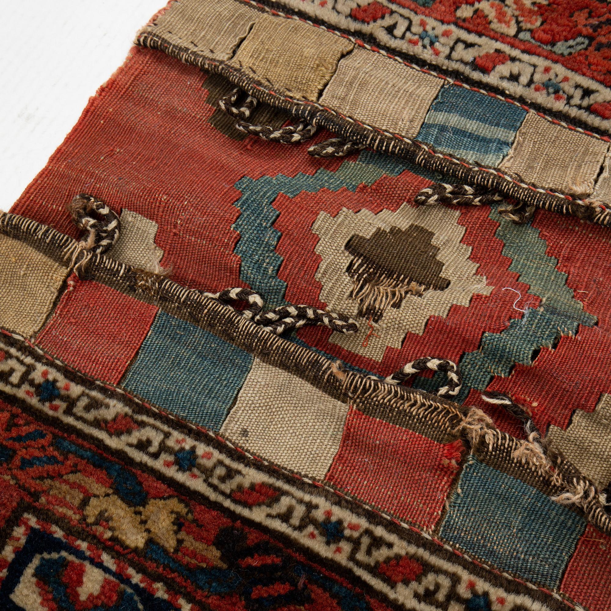 Sadeltäcke, antikt orientaliskt, 135 x 55 cm.