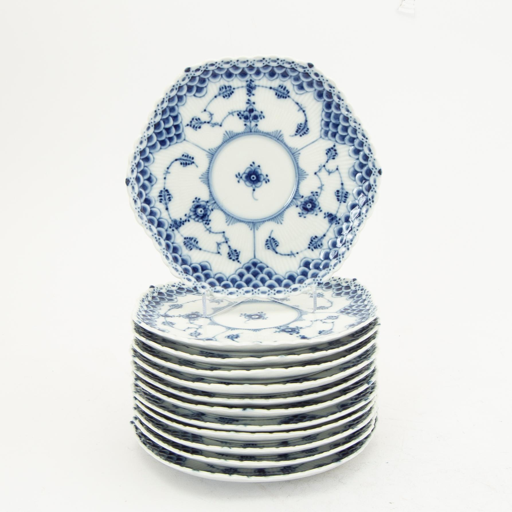 A dinner service 44 pcs "Musselmalet" mostly helblonde Royal Copenhagen Denmark 1960s.