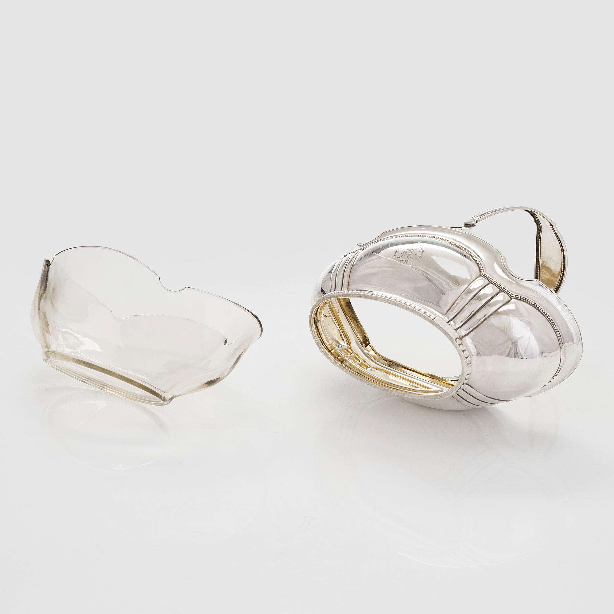 A silver fruit bowl with glass liner, Helsinki 1927.