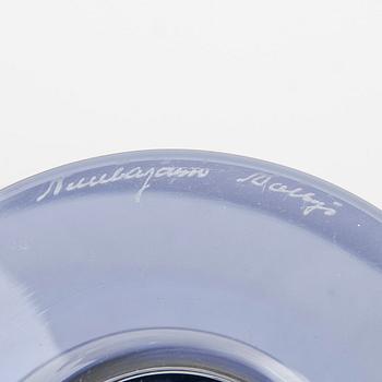 PULLO ja MALJA, lasia, toinen signeerattu "Oiva Toikka Nuutajärvi 170/2000" ja toinen merkitty "Nuutajärvi Notsjö".