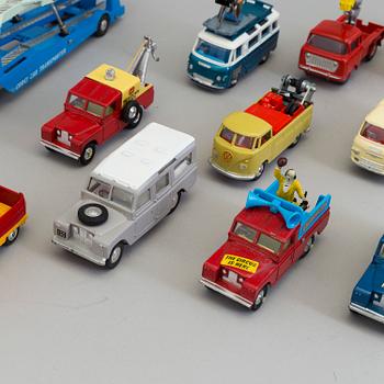 MODELLBILAR, 17 delar, Corgi Toys & Dinky Toys, England, 1960-tal.