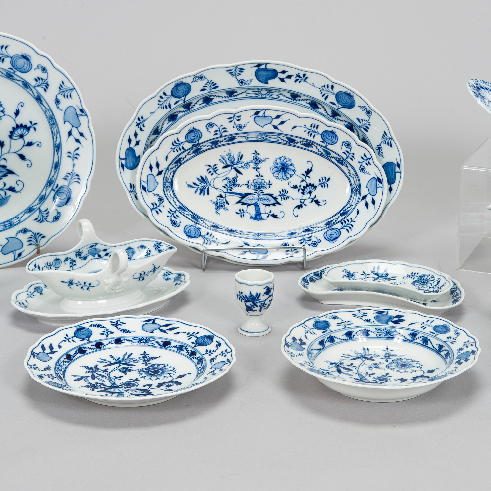 Meissen, ruoka- kahvi ja teeastiasto, n. 115 osaa, "Zwiebelmuster/Sipulikuvio", posliinia, 1900-luku.