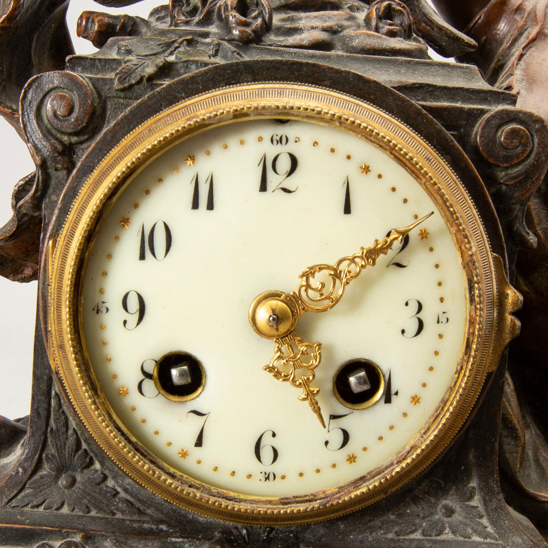 A table clock around 1900.