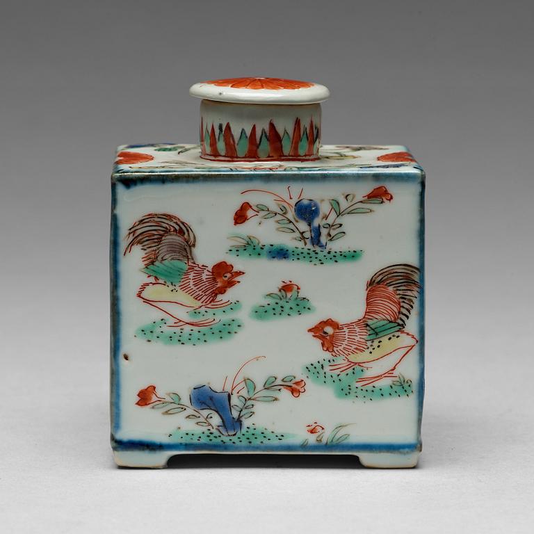 A famille verte porcelain tea caddy with cover, Qing dynasty, Kangxi (1662-1722).