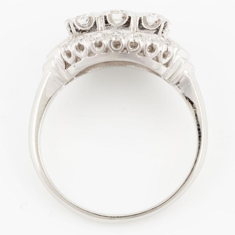 Ring in 18K white gold with round brilliant-cut and single-cut diamonds.