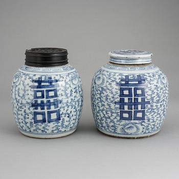 BOJANER MED LOCK, 2 stycken, porslin, Kina, 1800-tal.