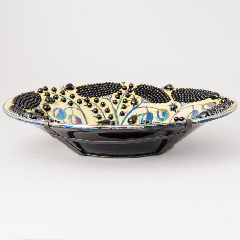 BIRGER KAIPIAINEN, a decorative dish signed Kaipiainen Arabia.