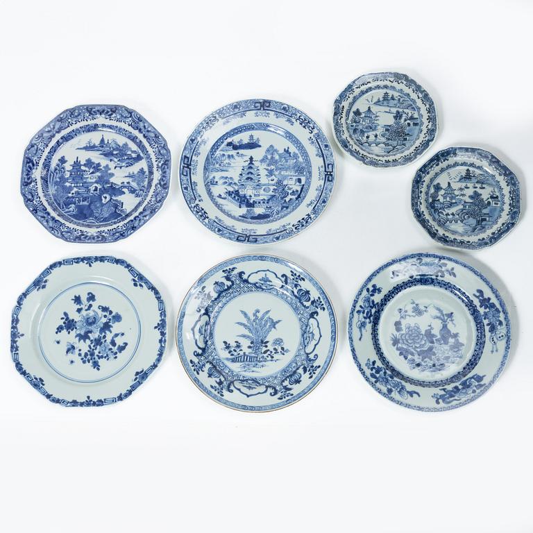 A groupd of seven Chinese blue and white porcelain plates, Qing dynasty, Qianlong (1736-95).