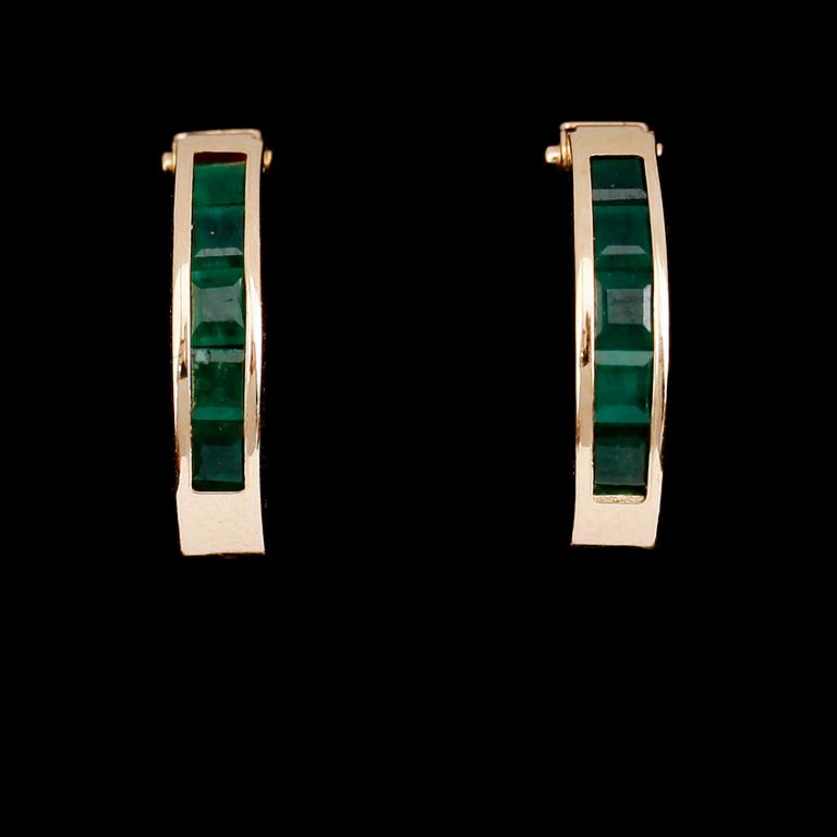 ÖRHÄNGEN, 1 par, 14 k guld, smaragder tot ca 0.80 ct.