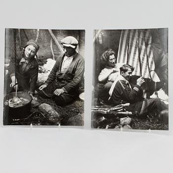 ANNA RIWKIN-BRICK,2 st fotografier, signerat respektive osignerat.