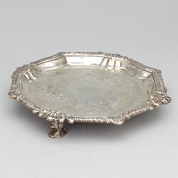 SALVER, silver, otydliga mästarstämplar, London, 1772. Vikt: ca 474 gram.