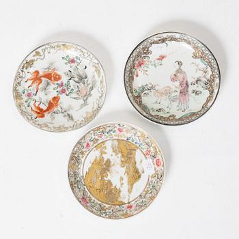 Koppar med fat, tre stycken, porslin, Kina, Qingdynastin, 1700-tal.