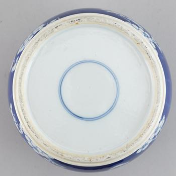 A blue and white jar cover, Qing dynasty, first half of 20th Century.