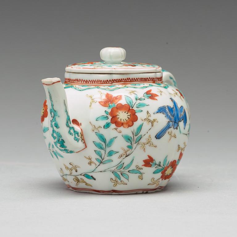 A 'Kakiemon' tea pot with cover, Qing dynasty, 18th Century.