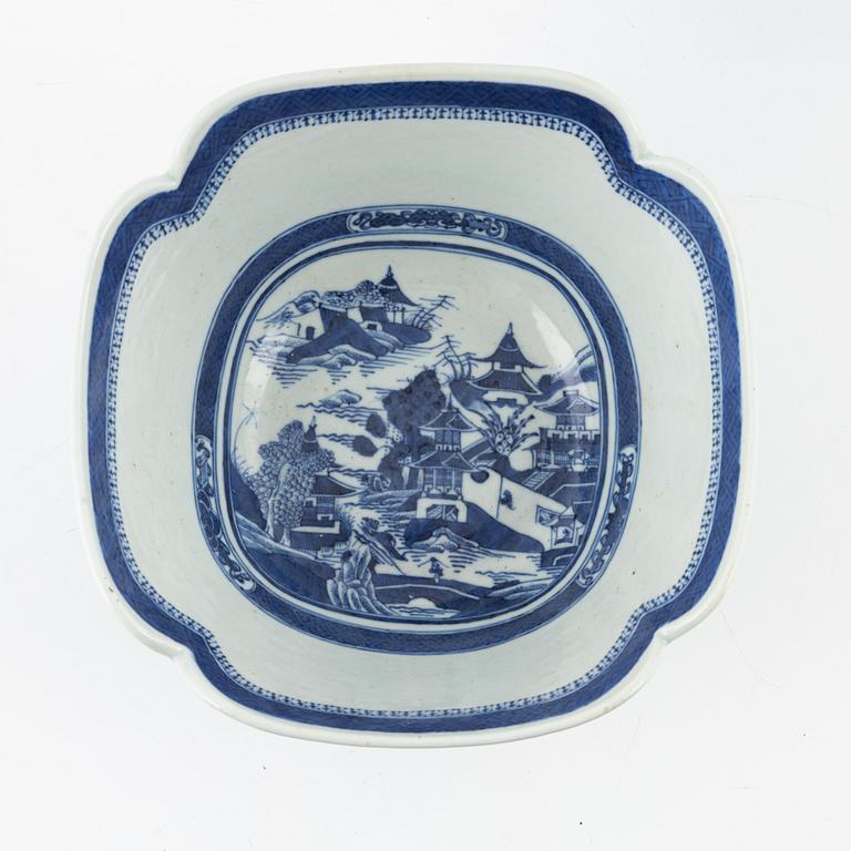 a pair of blue and white bowls, China, Jiaqing (1796-1820).