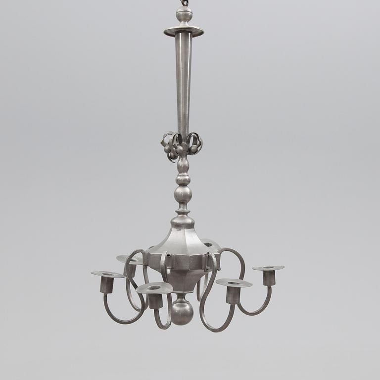 TAKLAMPA, tenn, 1900-talets första hälft. Höjd ca 62 cm.
