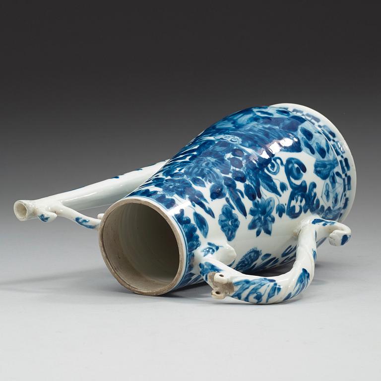 A blue and white Export ewer, Qing dynasty, early 18th Century.